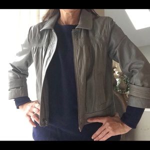 Short leather jacket.